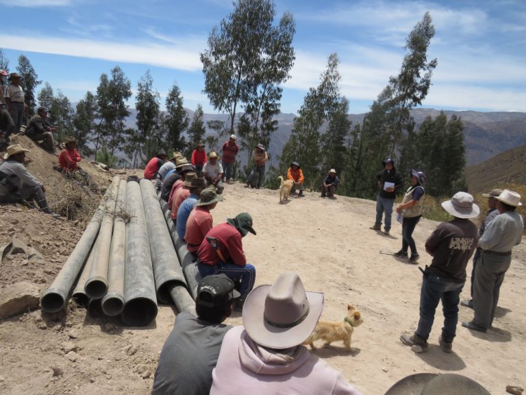 Productores de Huachuas – Lucanas y de Santiago de Quirahura – Huaytará inician a construcción de reservorios